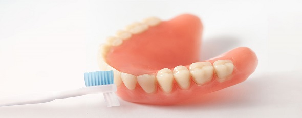Jak czyścić protezę zębową?