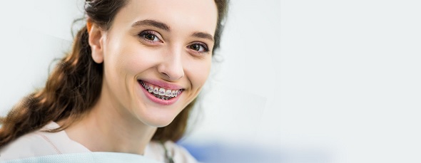 Podrażnienia i otarcia od aparatu ortodontycznego